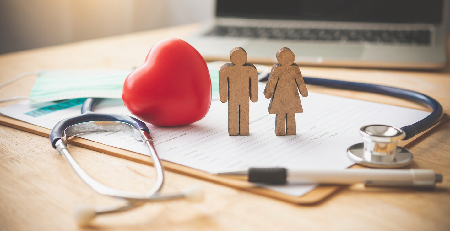 Imagen de dos personas en el ámbito de la salud